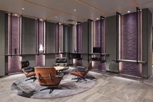 vestíbulo con sillas, mesa y paredes púrpuras en Via Inn Hakataguchi Ekimae, en Fukuoka 19 fotos más