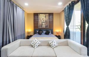 Llit o llits en una habitació de The Air Khaoyai Hotel SHA Extra Plus