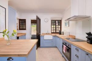 A kitchen or kitchenette at The Queen's Hut
