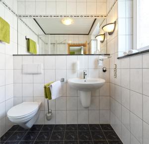 bagno bianco con servizi igienici e lavandino di Kettern Urlaub a Piesport