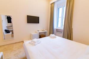 A television and/or entertainment centre at Migliori Olive Ascolane beds