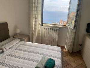 A bed or beds in a room at BILOCALE VISTA MARE CON POSTO AUTO