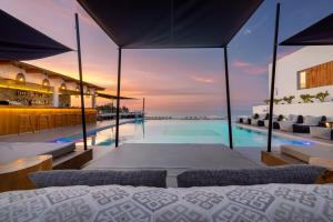 een villa met zwembad en een resort bij Atermono Boutique Resort & Spa in Platanes +79 foto's