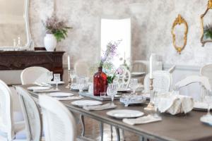 A restaurant or other place to eat at Karma Chateau de Samary