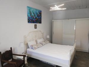 A bed or beds in a room at Cycladic Villa La Paloma - Κυκλαδίτικο σπίτι δίπλα στον γιαλό
