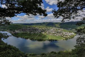 una vista aérea de una pequeña ciudad sobre un río en Kettern Urlaub en Piesport