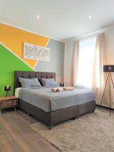 Hadersdorf am Kamp的住宿－Intimate Studios Hadersdorf，一间卧室设有一张床,墙壁黄色和绿色
