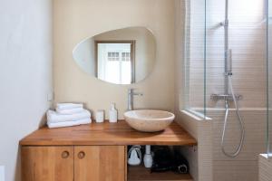 La salle de bains est pourvue d'un lavabo et d'un miroir. dans l'établissement Bel appartement Juan-Les-Pins - 300m Plage, à Juan-les-Pins