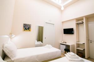 A television and/or entertainment centre at Migliori Olive Ascolane beds