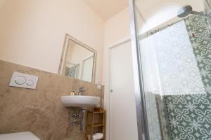 A bathroom at Migliori Olive Ascolane beds