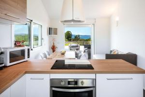 オルビアにあるSardegna è - Villa Relax&Designのキッチン(白いキャビネット、カウンタートップ付)