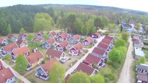 una vista aérea de una fila de casas con techos rojos en Casita, en Userin