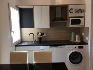 a kitchen with a sink and a washing machine at Retiro Park Apartments in Madrid