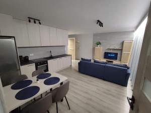 eine Küche mit einem Tisch und Stühlen im Zimmer in der Unterkunft Apartament Bukowy in Wejherowo