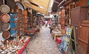 Un mercado con un grupo de personas caminando por una tienda. en Apartman STARI GRAD, en Sarajevo