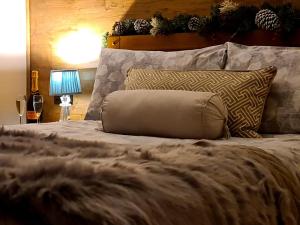 Voodi või voodid majutusasutuse Rowan Tree Lodge with hot tub toas