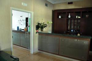 bar w pokoju ze szklanymi drzwiami w obiekcie Hotel Fontana Del Re w mieście Ariano Irpino
