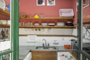 A cozinha ou cozinha compacta de Lina's Tango Guesthouse