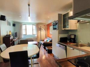 Η κουζίνα ή μικρή κουζίνα στο Appartement central à Cauterets, 4 pers, calme - FR-1-234-262 +4 φωτογραφίες