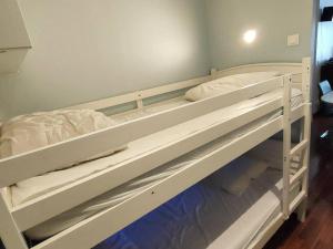 Ένα ή περισσότερα κρεβάτια σε δωμάτιο στο Appartement central à Cauterets, 4 pers, calme - FR-1-234-262