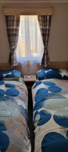 Un pat sau paturi într-o cameră la The Wee Hoose