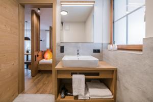 A bathroom at Kuenz Dolomites App 2