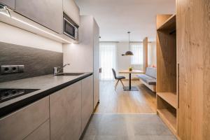 A kitchen or kitchenette at Kuenz Dolomites App 2