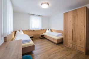 Postel nebo postele na pokoji v ubytování Kuenz Dolomites App 1