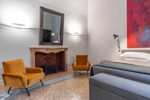 una camera con letto, camino e specchio di Dimora Bormioli a Bari