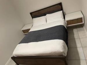 Łóżko lub łóżka w pokoju w obiekcie Luxury Modern Condo