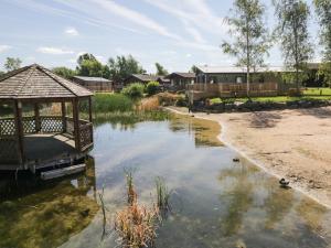 einen kleinen Teich mit einem Pavillon im Wasser in der Unterkunft Parkers Place in Carnforth