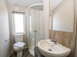 ein Badezimmer mit Waschbecken, Toilette und Dusche in der Unterkunft Parkers Place in Carnforth + 30 Fotos
