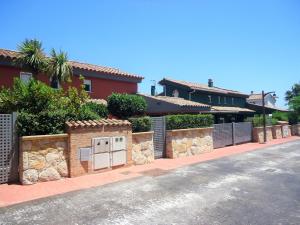 a house with a stone fence and a street at Ciudad Jardin in Peñíscola