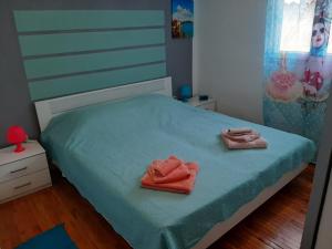 sypialnia z łóżkiem i dwoma ręcznikami na nim w obiekcie Vacation House Bimba - Pomer w mieście Pomer