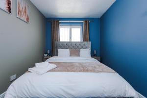 Katil atau katil-katil dalam bilik di Stylish 4 bedroom home close to Manchester City centre