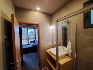 La salle de bains est pourvue d'un lavabo et d'une douche. dans l'établissement Vista Cottage 2, à Ulcinj