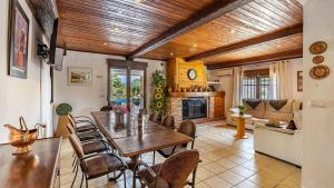 a dining room with a table and chairs and a fireplace at Casa Capricho de Luna Atarfe by Ruralidays in Atarfe