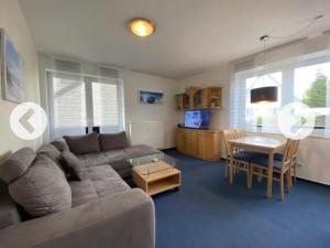Televisyen dan/atau pusat hiburan di Villa Döser Strand Wohnung 5