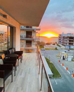 ママイアにあるSea Breeze Apartments Mamaia Nord De Silvaの市街の景色を望むバルコニー(椅子付)