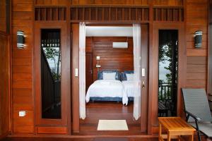 Tempat tidur dalam kamar di Maratua Dive Center And Lodge
