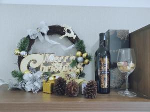 una corona di Natale su uno scaffale con un bicchiere di vino di BBnB Home RESIDENCE a Quy Nhon
