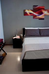 een slaapkamer met een bed en een bijzettafel bij Residenza Palmina in Rimini
