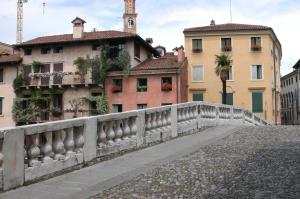 a bridge in a city with buildings in the background at Casa Irene in Torri di Quartesolo