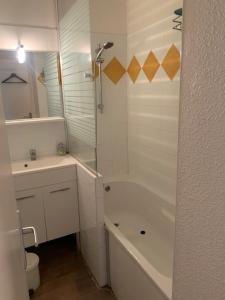莫爾濟訥的住宿－Avoriaz le cedrat，带浴缸、水槽和淋浴的浴室
