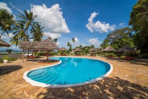 Piscina de la sau aproape de Antonio Beach Tree House Hotel & Spa