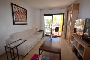 A seating area at marina real 221