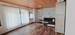 a living room with a couch and a table at Casa de Marinero Villa in Fish Fish