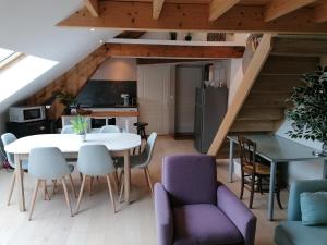 - une cuisine et une salle à manger avec une table et des chaises dans l'établissement LE PANORAMA, à Voiron