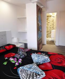 A bed or beds in a room at Beautiful appartment front of see, wifi free
