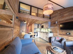 a living room with a blue couch and a table at Charmant 2P rénové · Centre Val d'Isère · Proche Pistes · Balcon Sud · Wifi - FR-1-518-129 in Val dʼIsère